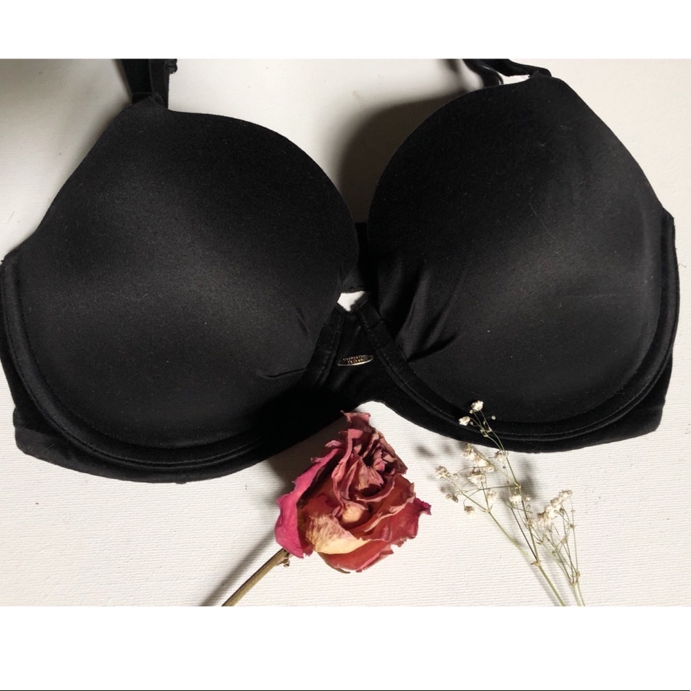 Black Victoria’s Secret bra